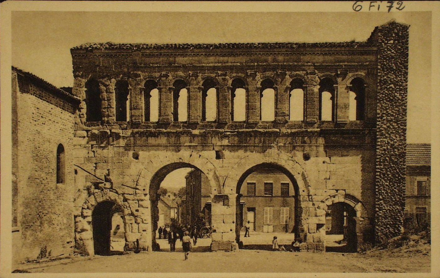 Autun la romaine. Porte romaine de Saint-André. Edifice romain élevé l'an 69 de notre ère.