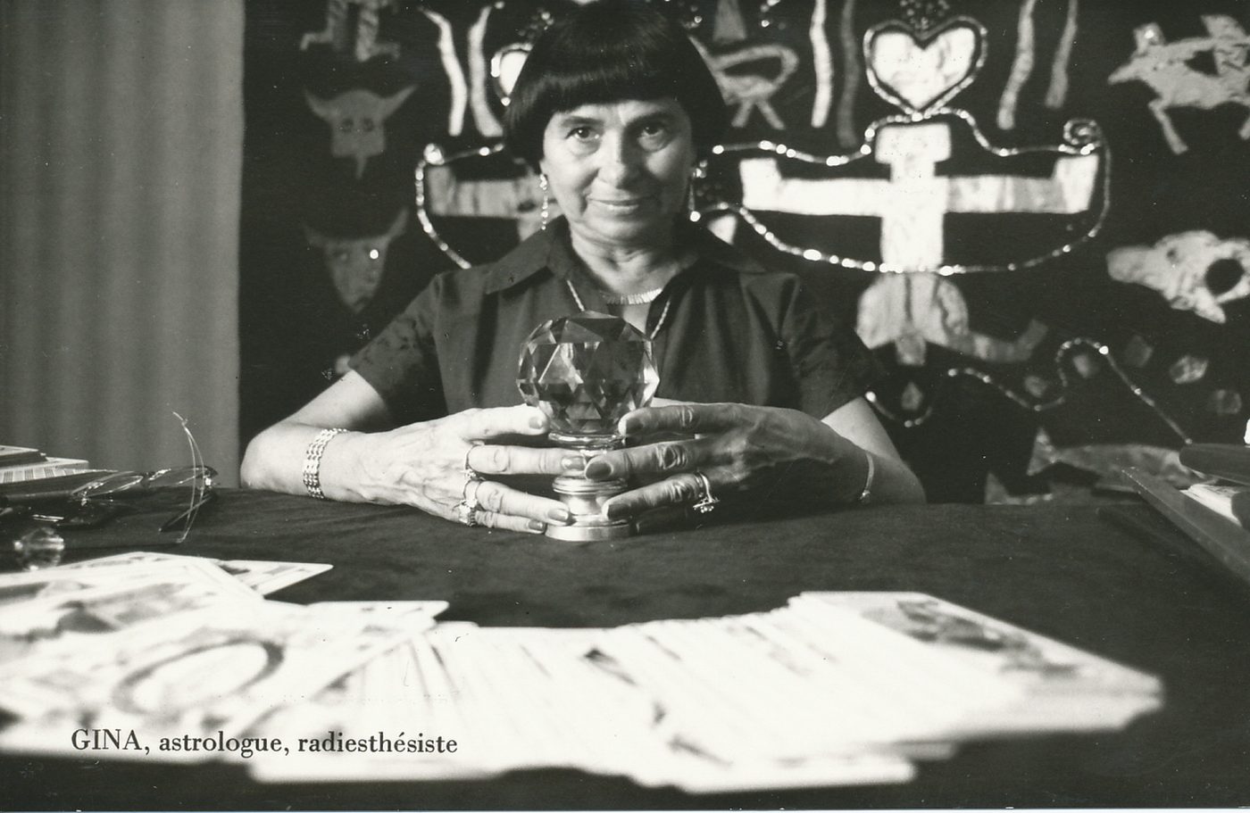 Les petites célébrités mâconnaises. Gina, née le 24 avril 1914, à Charnay-lès-Mâcon, astrologue, radiesthésiste, artiste peintre, grande prêtesse égyptienne, professeur honoraire, haut magister de l'ordre souverrain et militaire du Temple de Jésuralem.