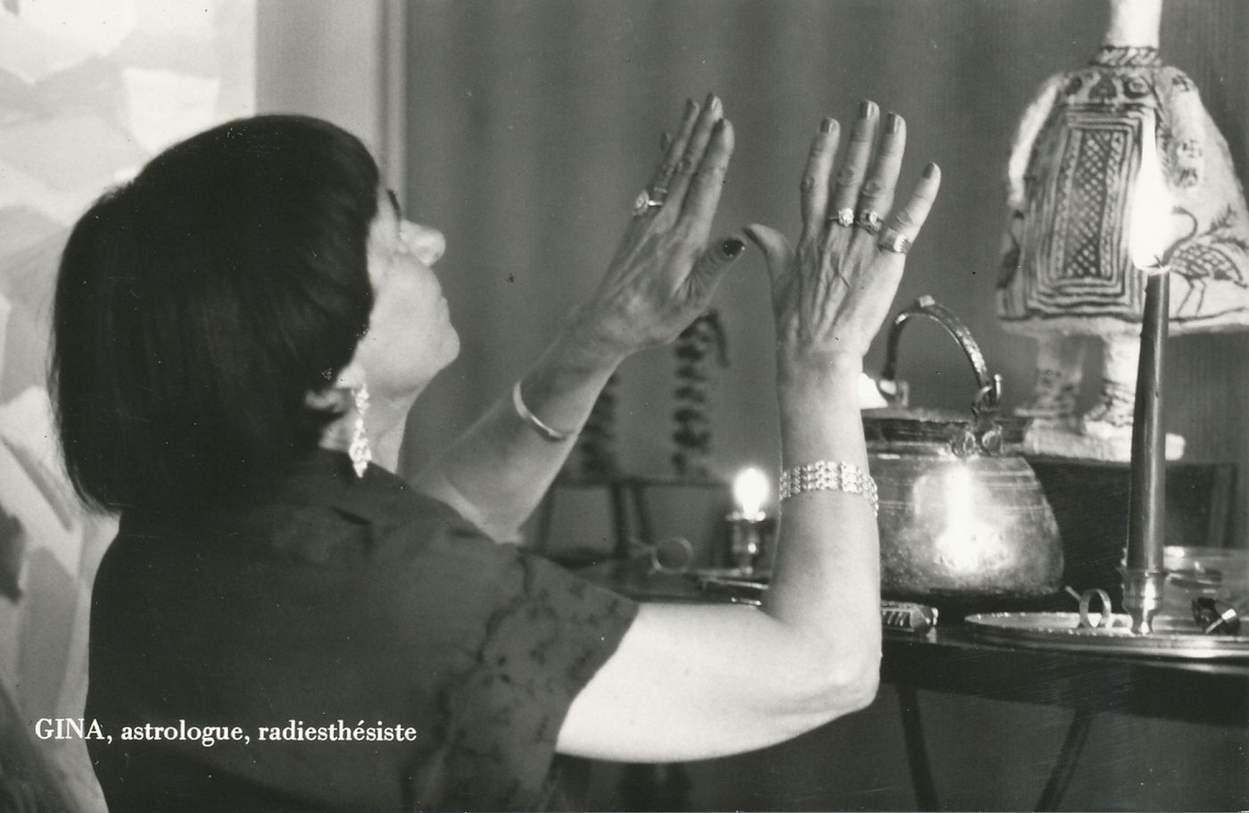 Gina, astrologue, radiesthésiste. Les petites célébrités maconnaises. Gina, née le 24 avril 1914, à Charnay-lès-Mâcon, astrologue, radiesthésiste, artiste peintre, grande prêtesse égyptienne, professeur honoraire, haut magister de l'ordre souverain et militaire du Temple de Jésusalem.