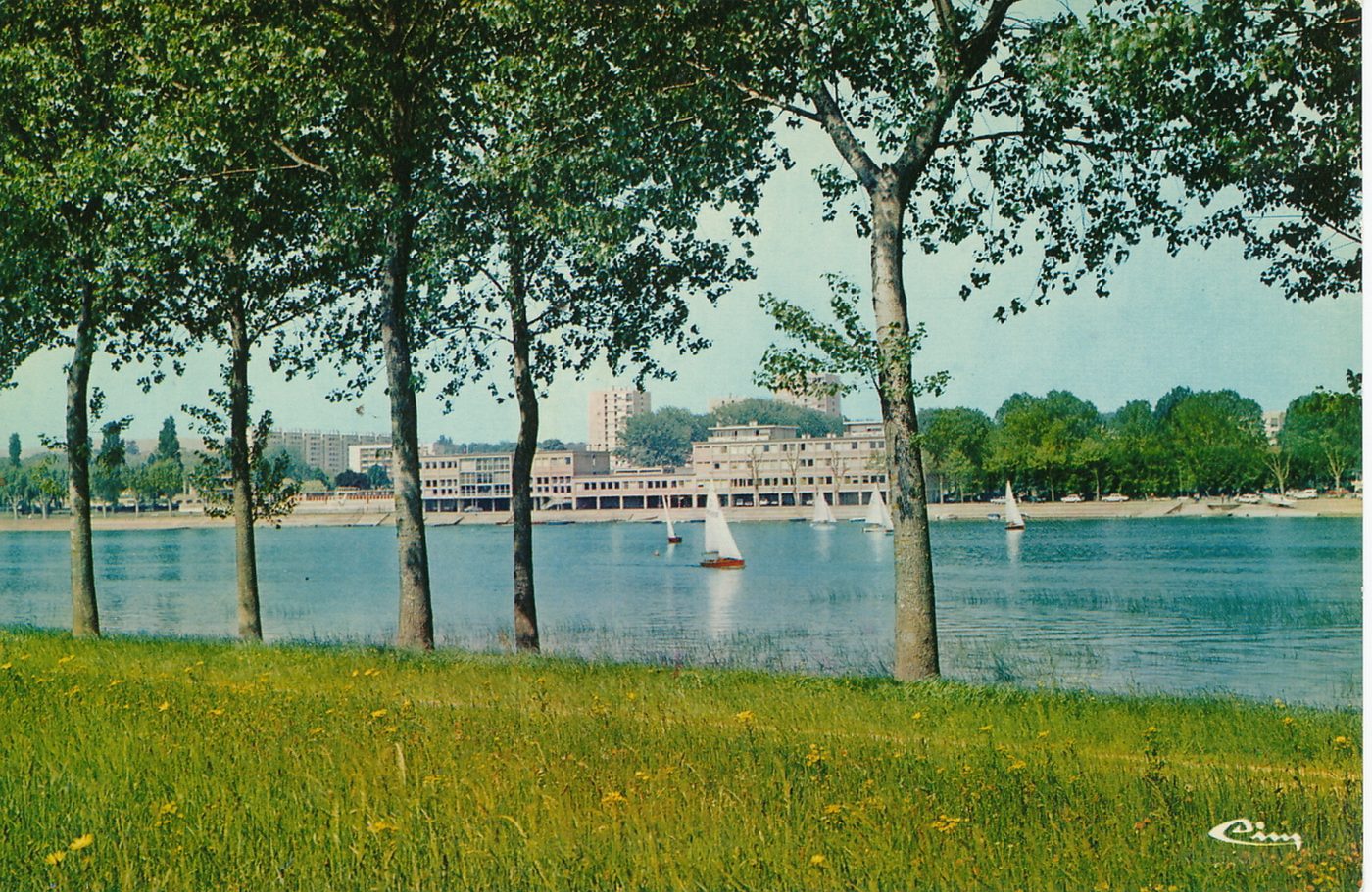 Mâcon. Voiliers et le CREPS.