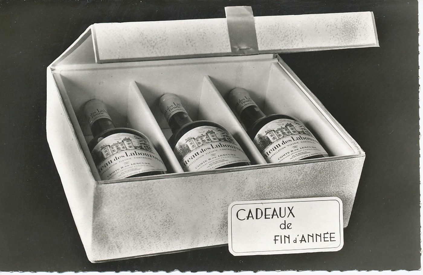 Cadeaux de fin d'année. Château des Labourons Fleurie. Coffret. Le "Messager". Distribué par Faye et Cie. Négociants-Eleveurs. Mâcon.