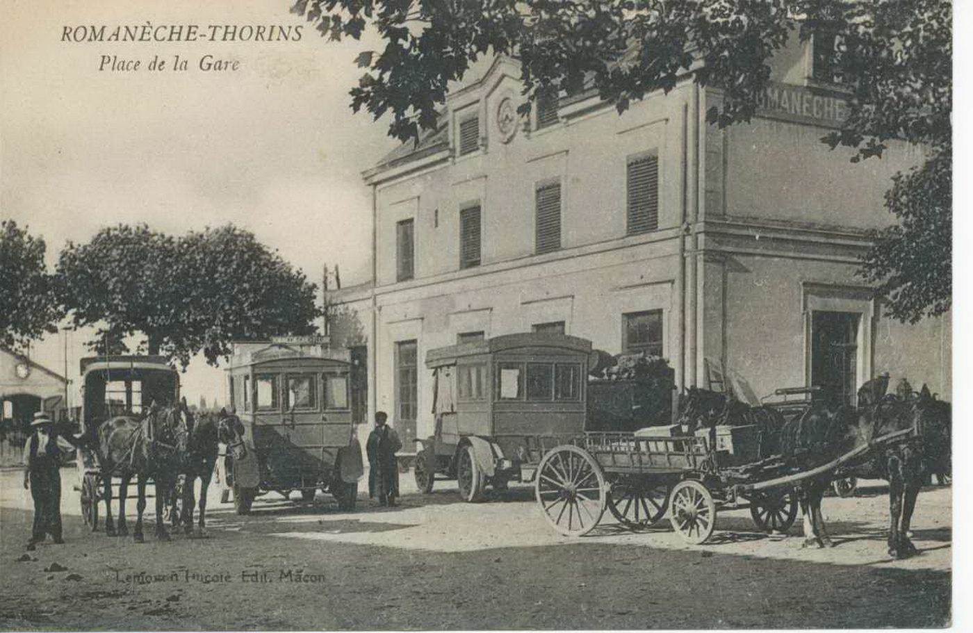 Romanèche-Thorins. Place de la gare.
