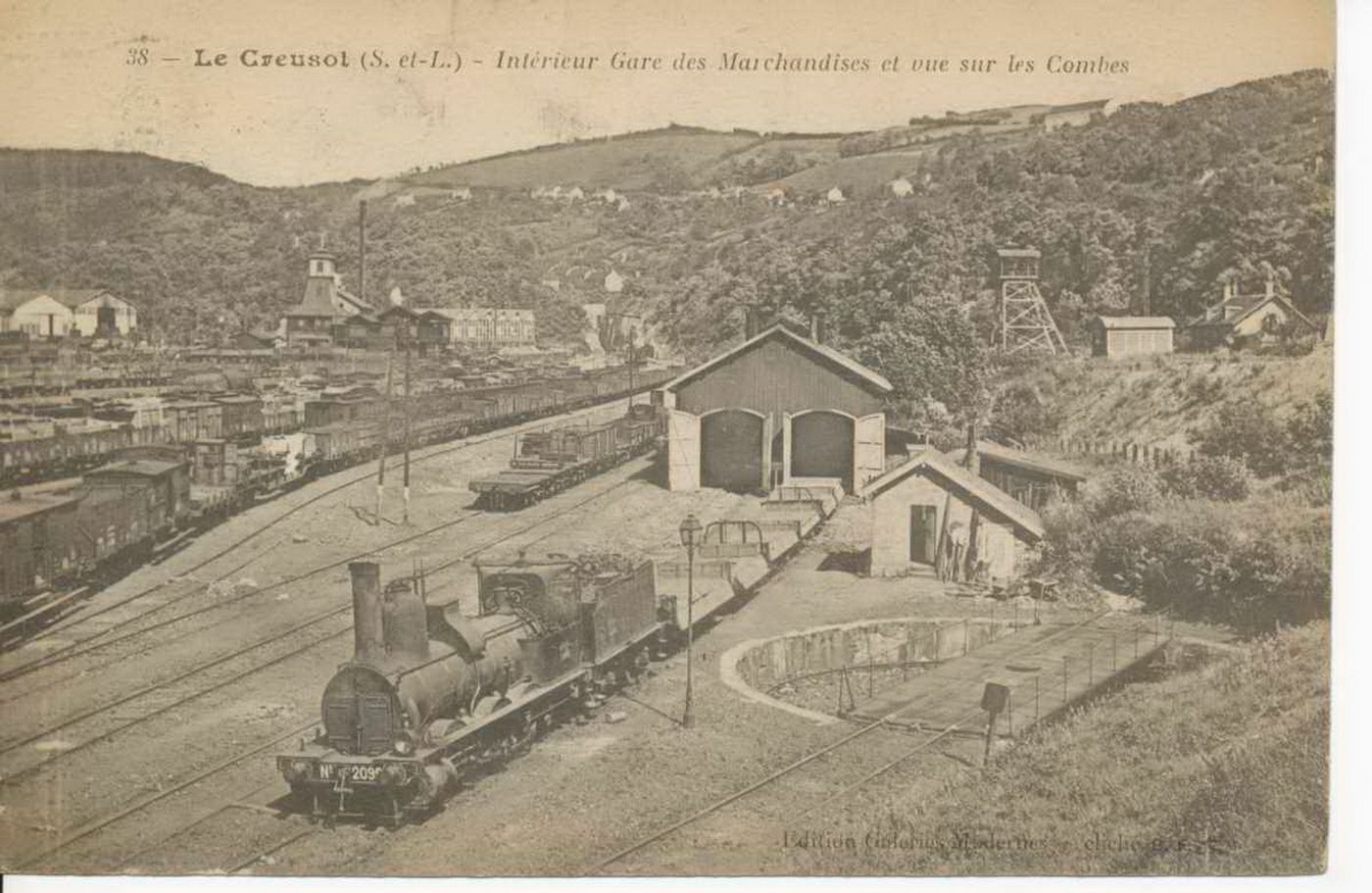 Le Creusot. Intérieur gare des marchandises et vue sur les Combes.