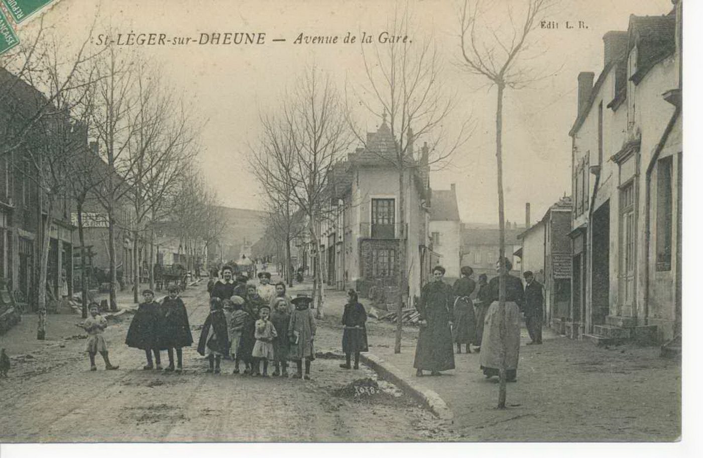 Saint-Léger-sur-Dheune. Avenue de la gare.