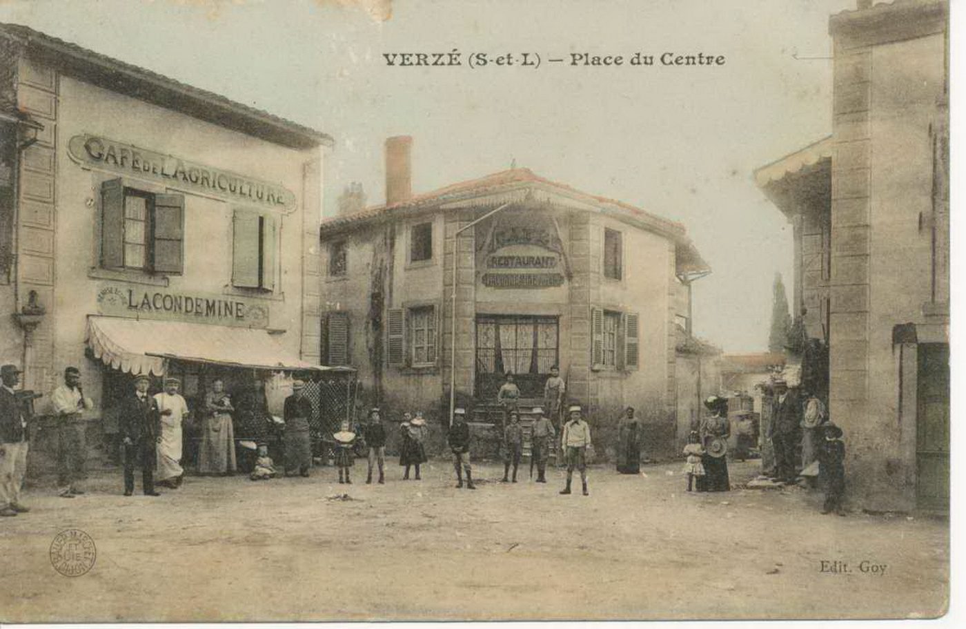 Verzé. Place du centre.