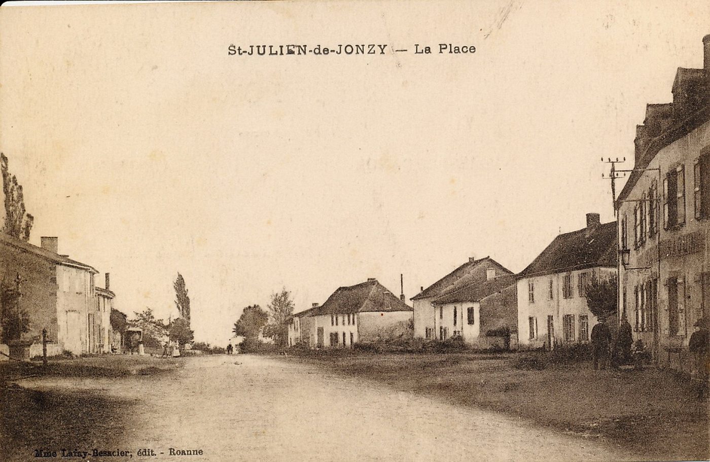 Saint-Julien-de-Jonzy. La place.
