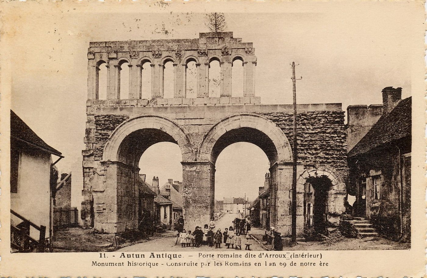 Autun antique. Porte romaine dite d'Arroux (intérieur). Monument historique. Construite par les romains en l'an 69 de notre ère.
