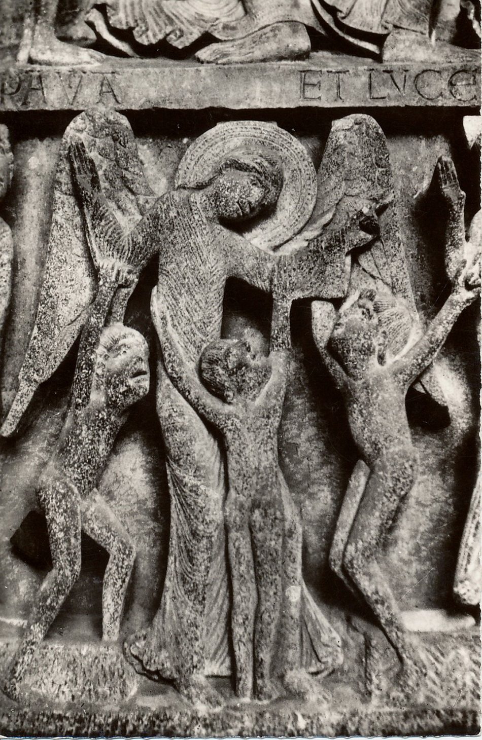 Autun. L'ange aux trois enfants. Tympan du XIIe s.
