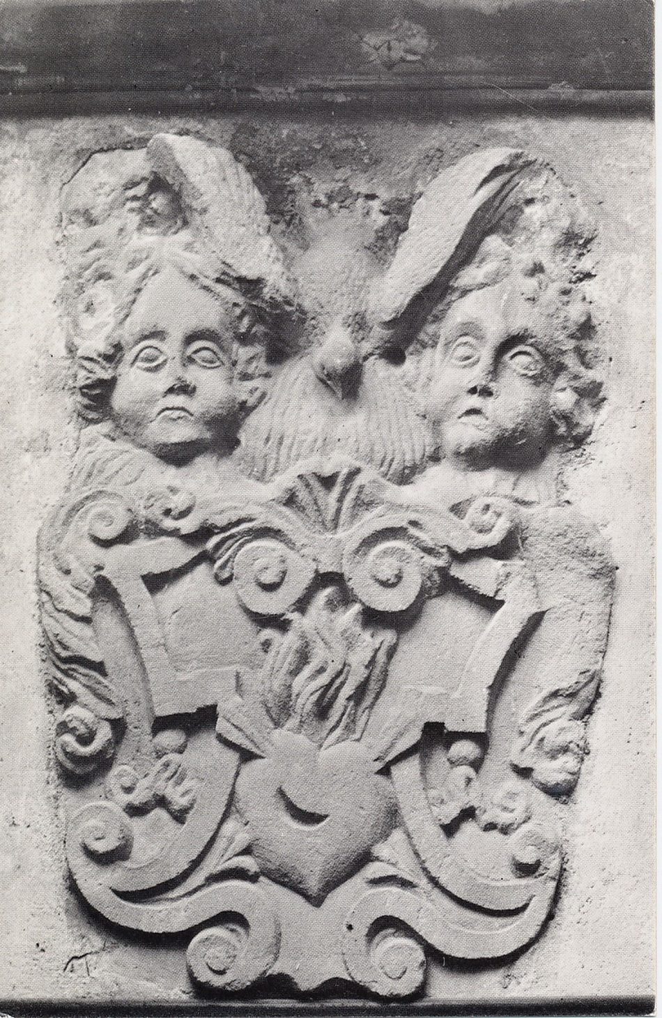 Pierre du portail du couvent de la visitation à Paray-le-Monial. Le coeur, centre du monde est placé en synthèse des 4 éléments : terre, feu, eau, air et l'énergie y anime les deux souffles de l'homme : aspire et expire.