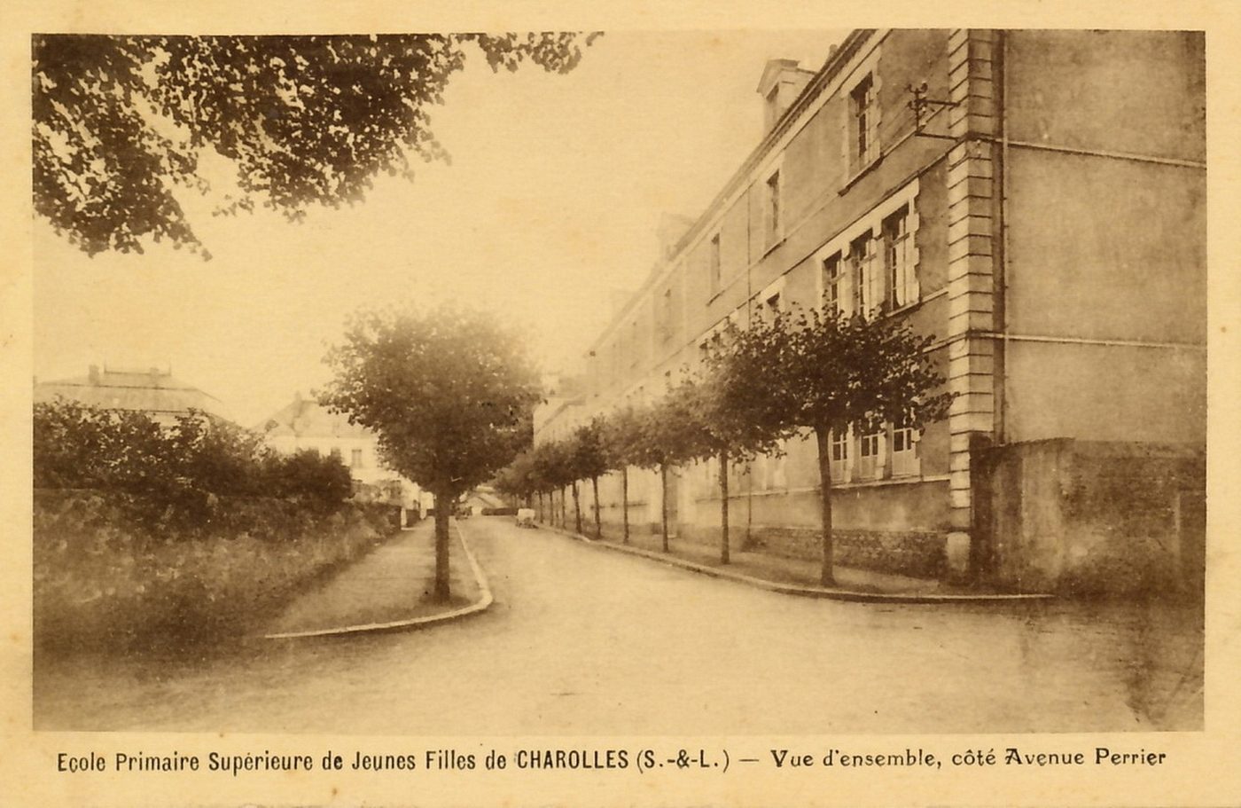 Ecole primaire supérieure de jeunes filles de Charolles. Vue d'ensemble, côté avenue Perrier.