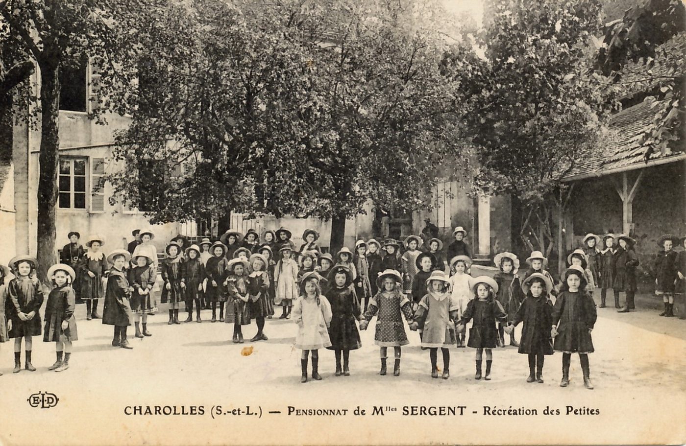 Charolles. Pensionnat de Mlle Sergent. Récréation des petites.