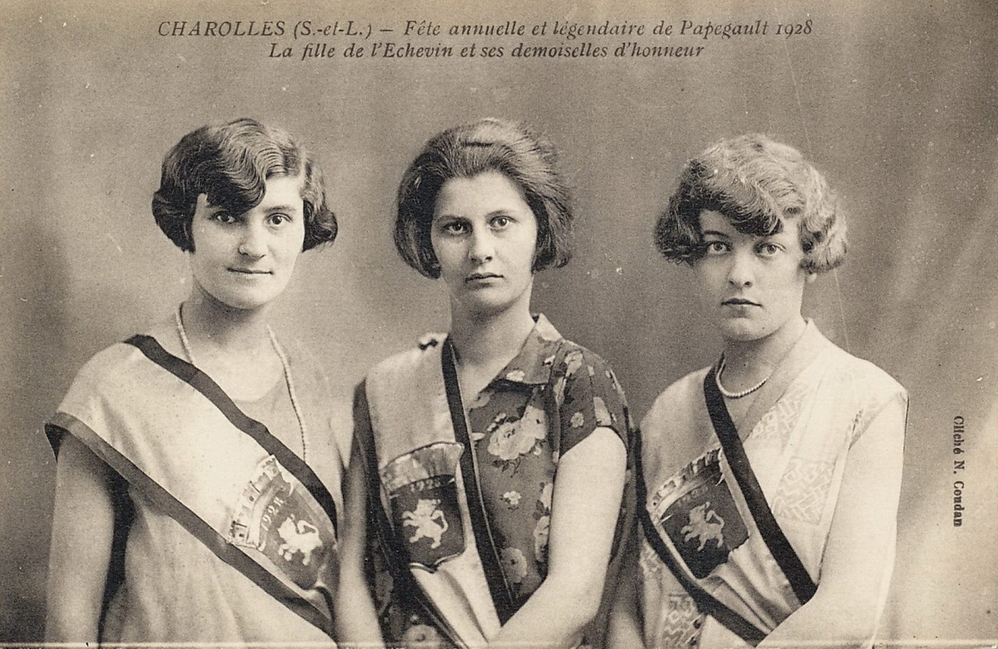 Charolles. Fête annuelle et légendaire de Papegault 1928. La fille de l'Echevin et ses demoiselles d'honneur.