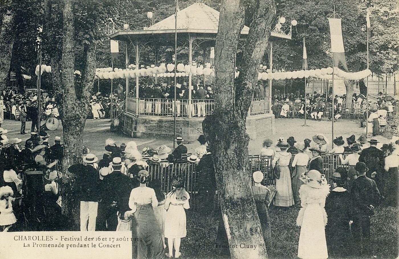 Charolles. Festival des 16 et 17 août 1913. La promenade pendant le concert.