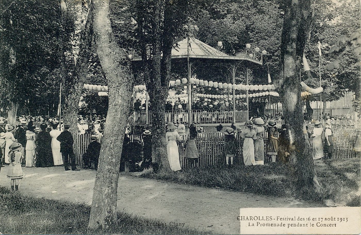 Charolles. Festival des 16 et 17 août 1913. La promenade pendant le concert.