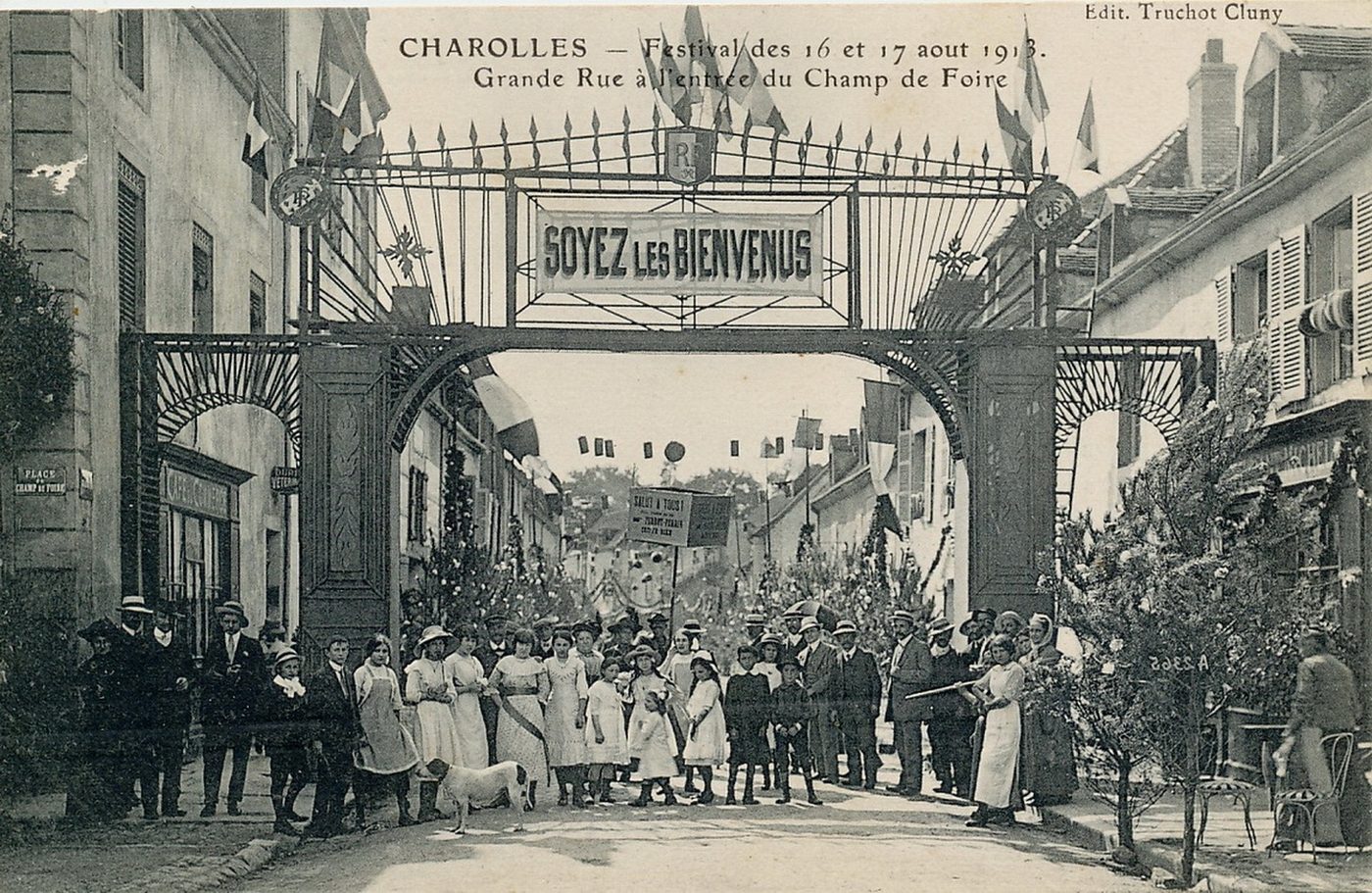 Charolles. Festival des 16 et 17 août 1913. Grande rue à l'entrée du champ de foire.