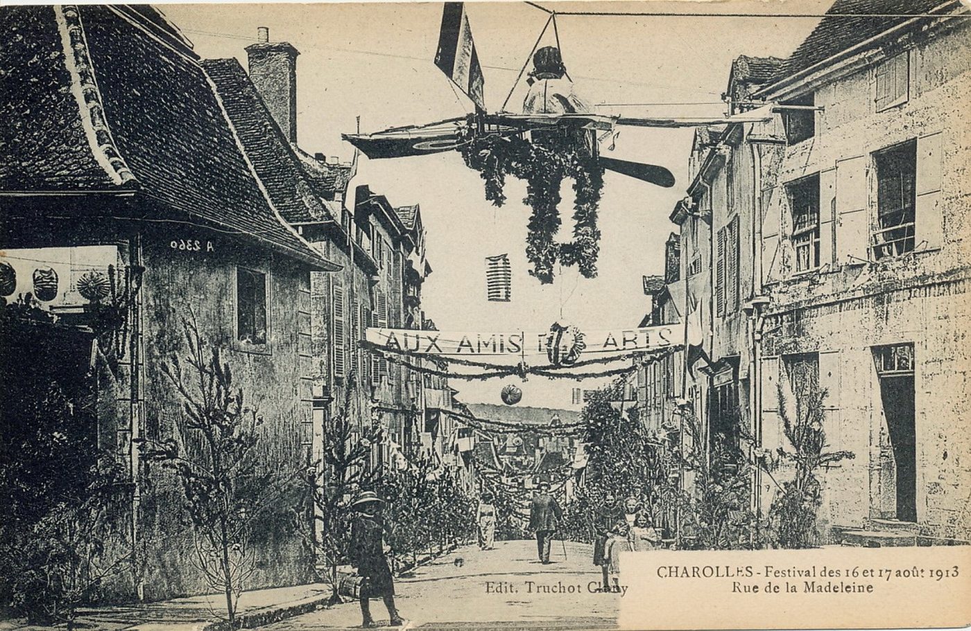 Charolles. Festival des 16 et 17 août 1913. Rue de la Madeleine.