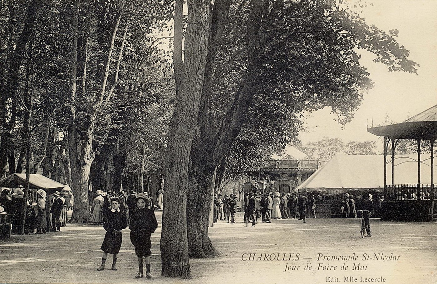 Charolles. Promenade Saint-Nicolas. Jour de foire de mai.