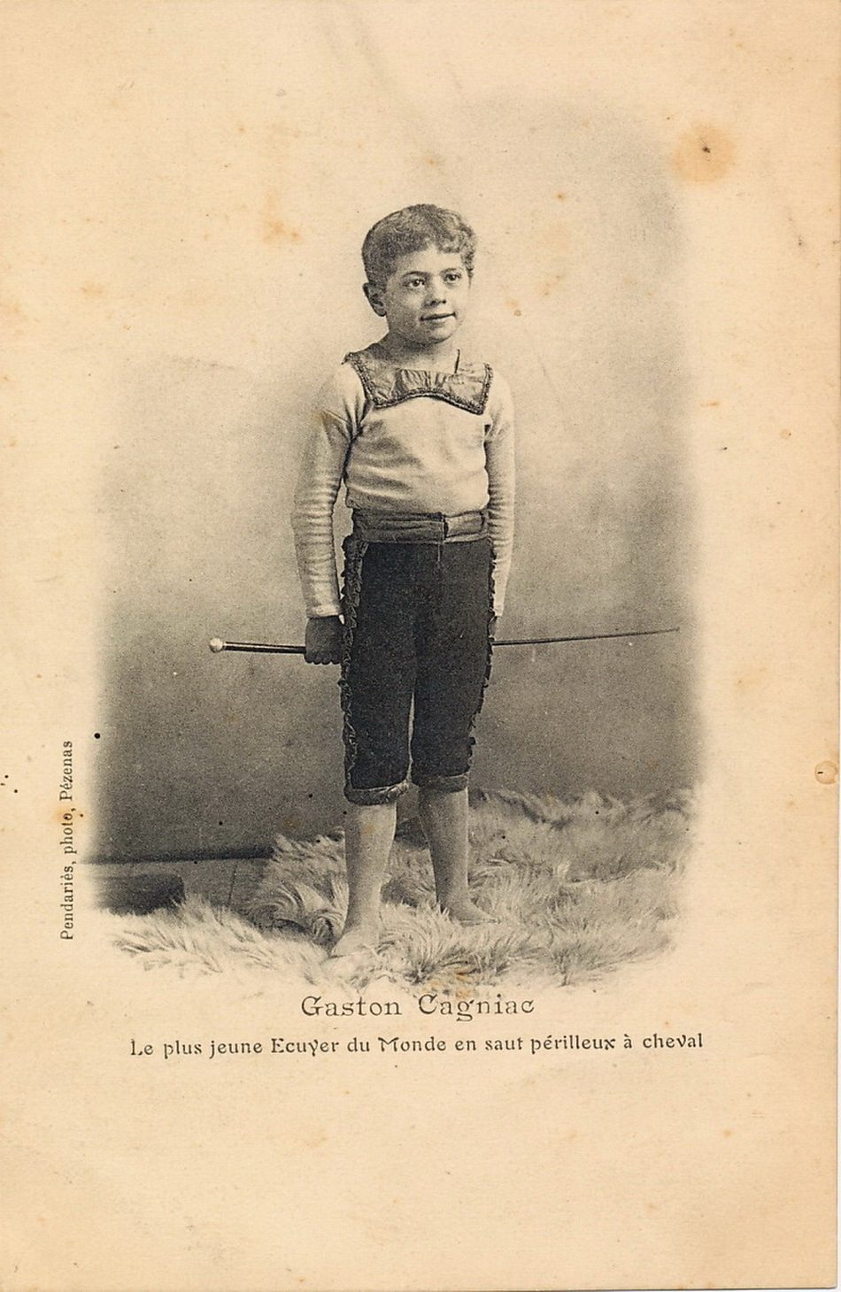 Gaston Cagniac, le plus jeune écuyer du monde en saut périlleux à cheval.