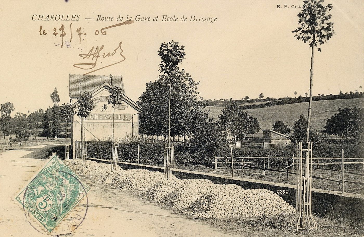 Charolles. Route de la gare et école de dressage.