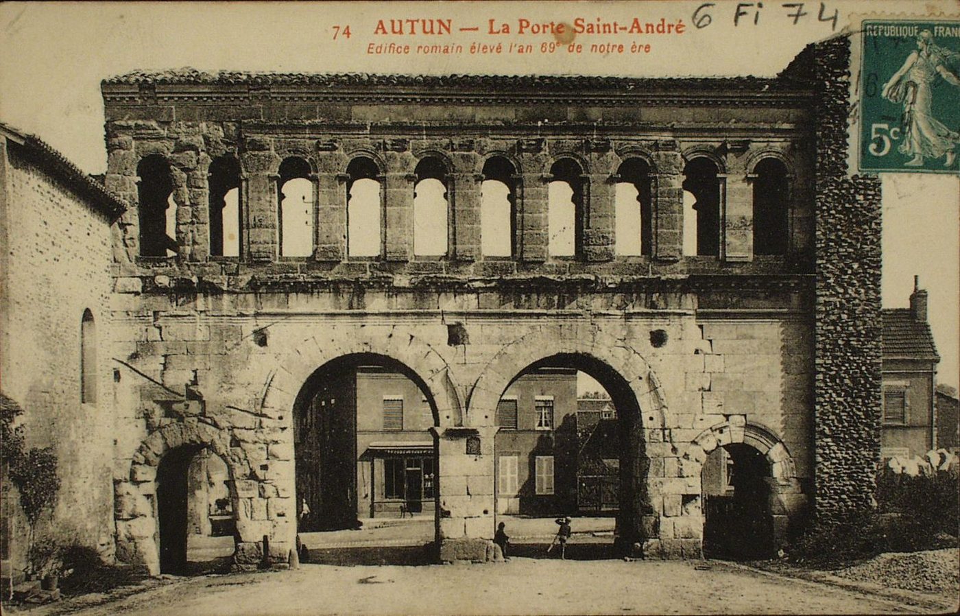 Autun. La porte Saint-André. Edifice romain élevé en l'an 69 de notre ère.