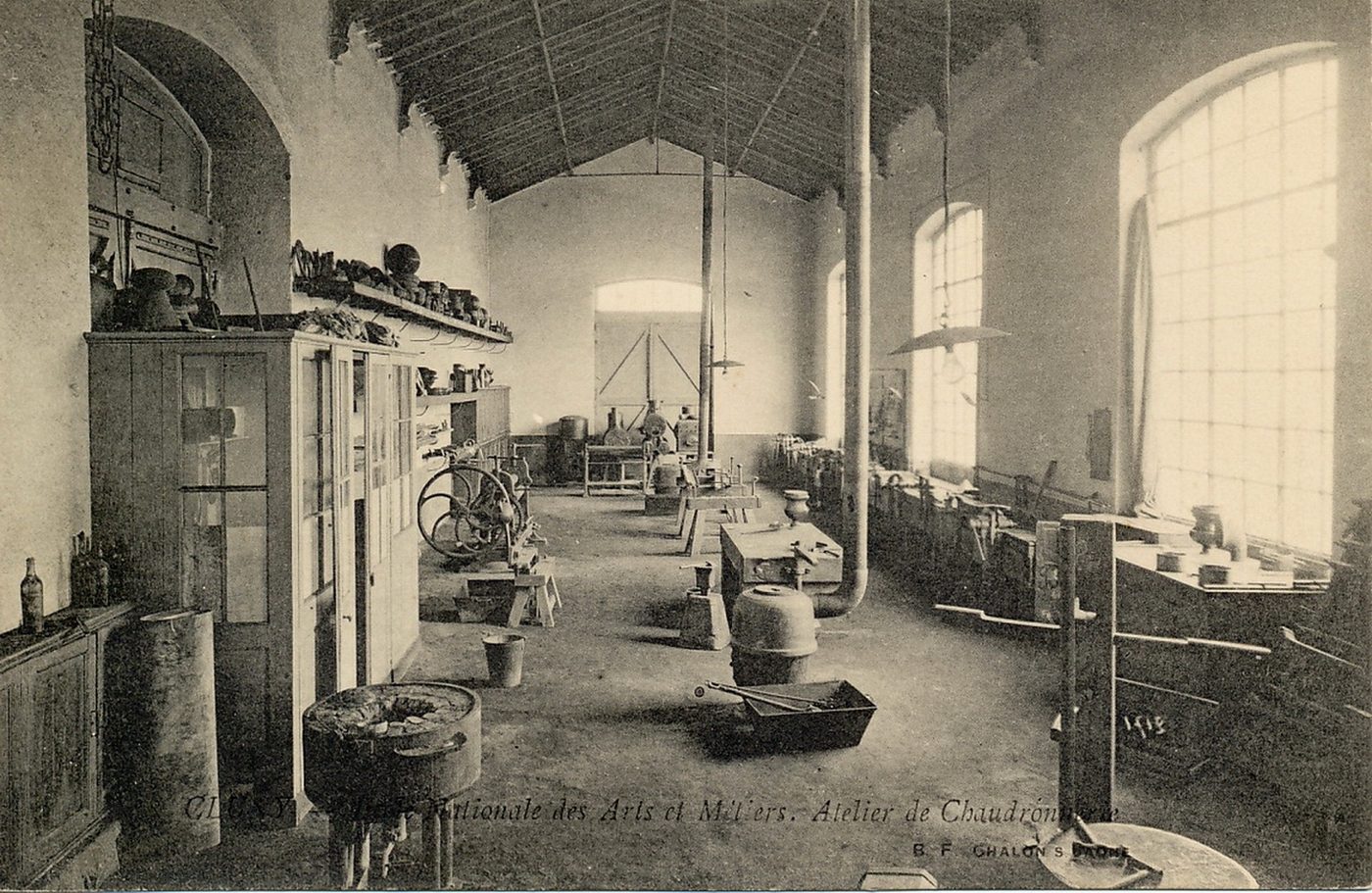 Cluny. Ecole nationale des Arts et Métiers. Atelier de chaudronnage.