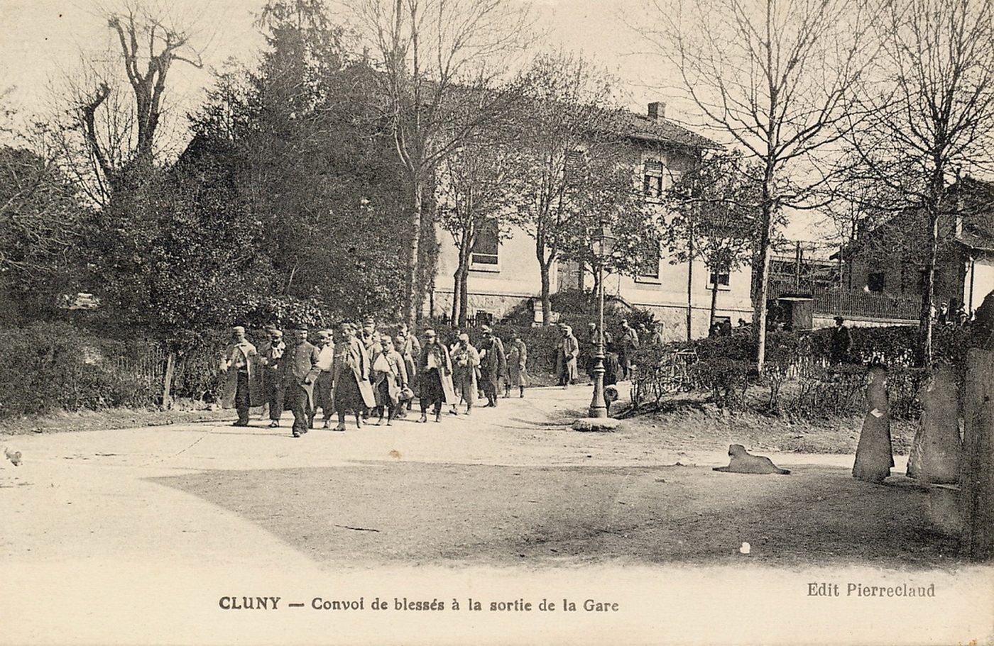 Cluny. Convoi de blessés à la sortie de la gare.
