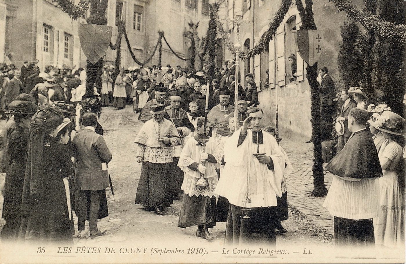 Les fêtes de Cluny, septembre 1910. Le cortège religieux.