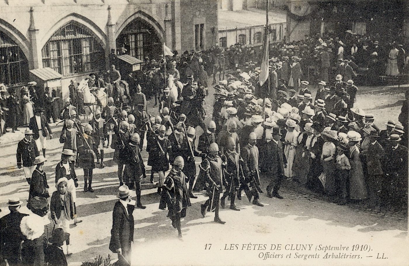 Les fêtes de Cluny (septembre 1910). Officiers et sergents arbalétriers.
