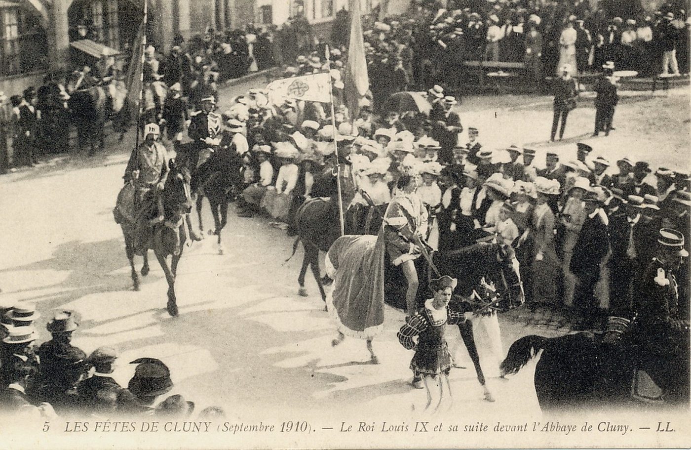 Les fêtes de Cluny (septembre 1910). Le roi Louis IX et sa suite devant l'abbaye de Cluny.
