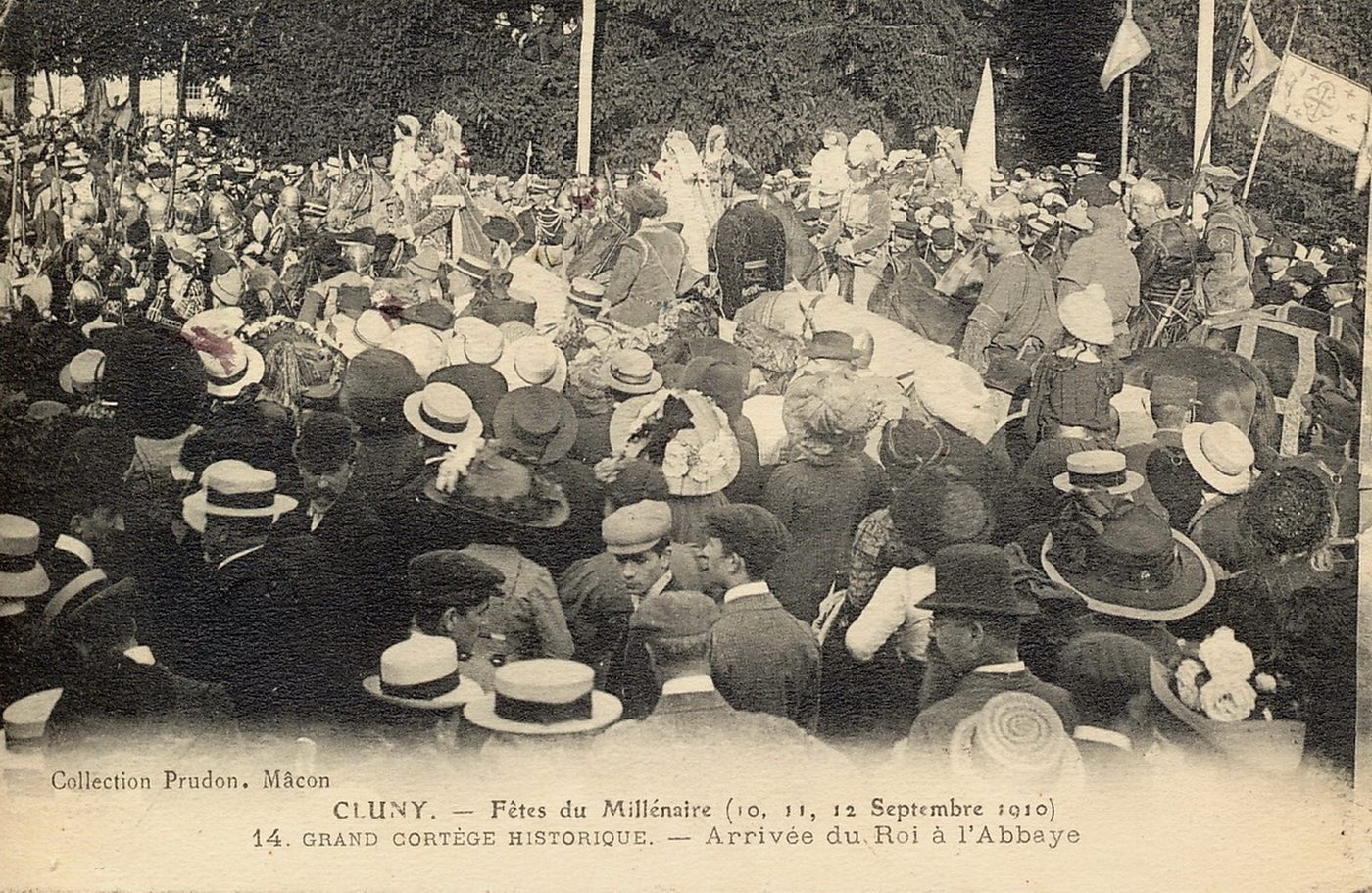 Cluny. Fête du millénaire 10, 11, 12 septembre 1910. Grand cortège historique. Arrivée du roi à l'abbaye.