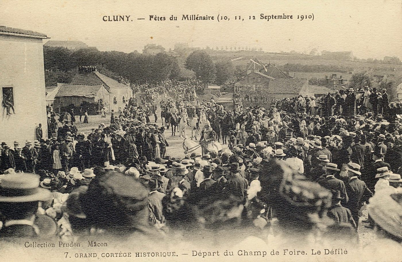 Cluny. Fête du millénaire 10, 1,1 12 septembre 1910. Grand cortège historique.- Le départ du champ de foire. Le défilé.