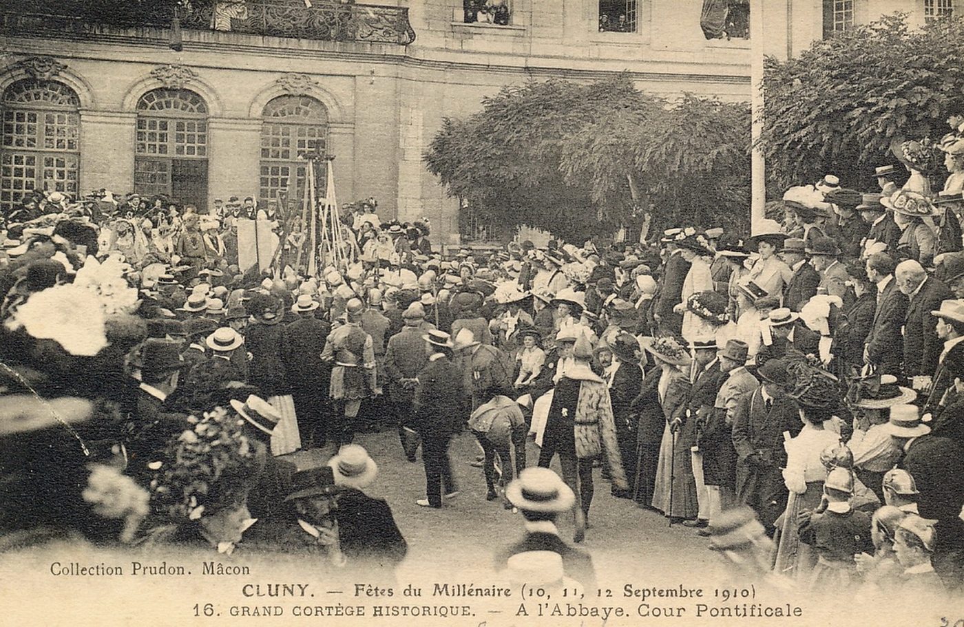 Cluny. Fête du millénaire 10, 11, 12 septembre 1910. Grand cortège historique. A l'abbaye cour pontificale.