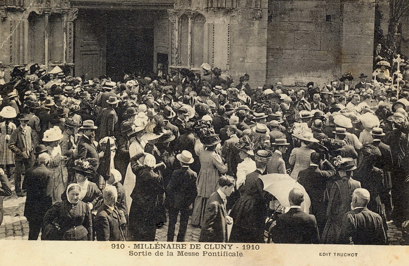 Millénaire de Cluny. 1910. -Sortie de la messe pontificale.
