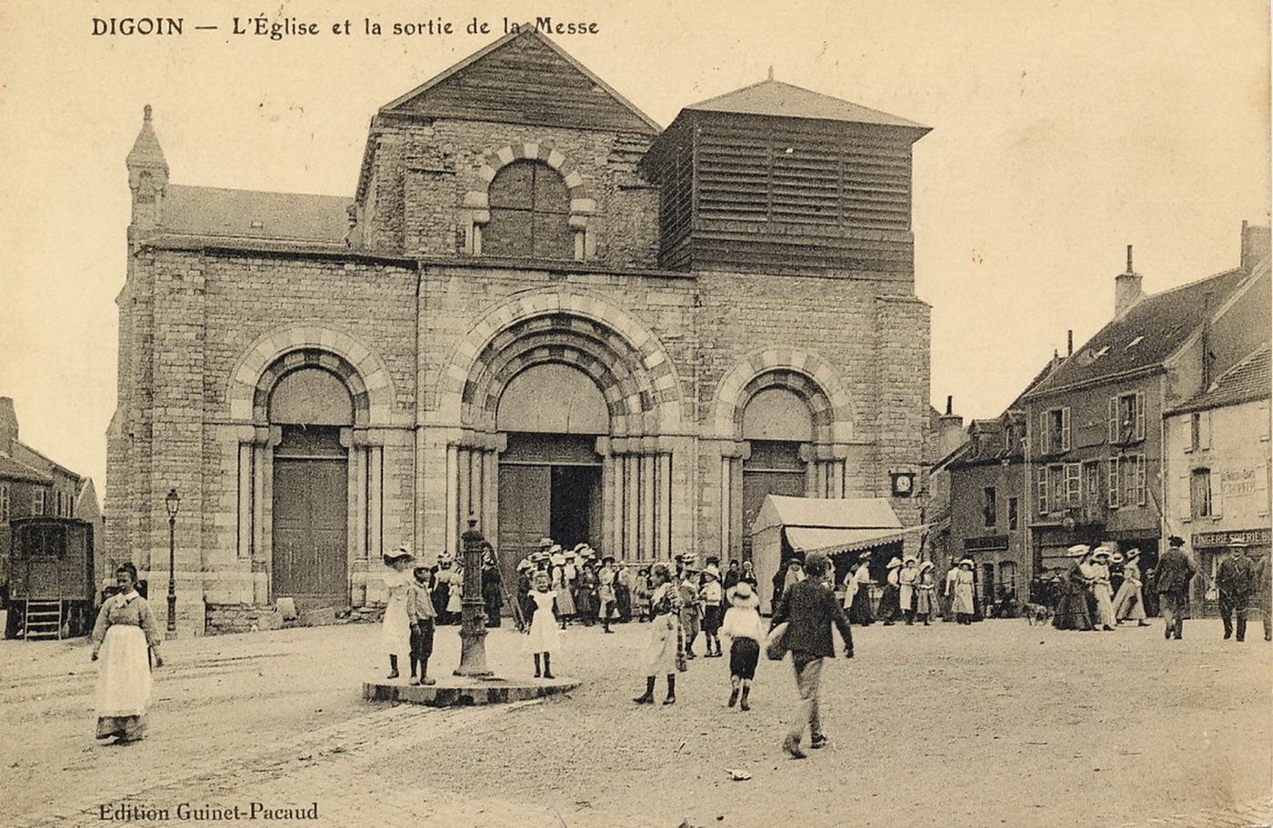 Digoin. L'église et la sortie de la messe.