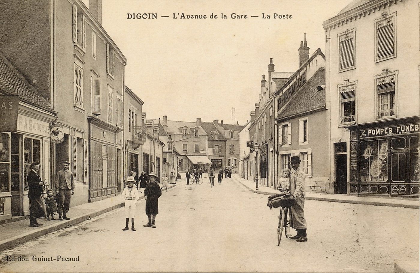 Digoin. L'avenue de la gare. La poste.