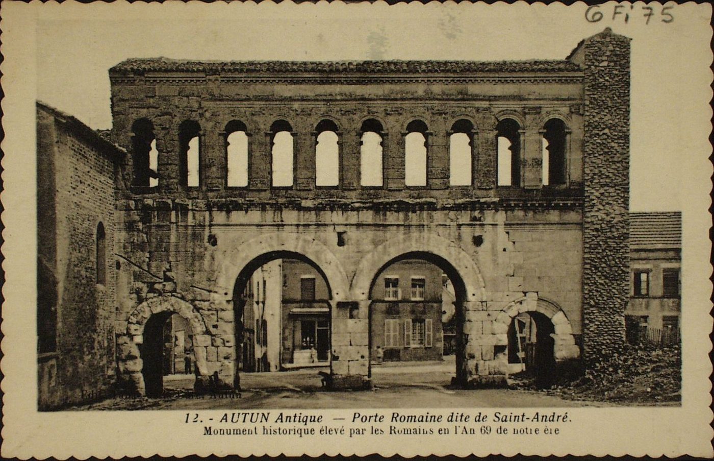 Autun antique. Porte romaine dite de Saint-André. Monument historique élevé par les romains en l'an 69 de notre ère.