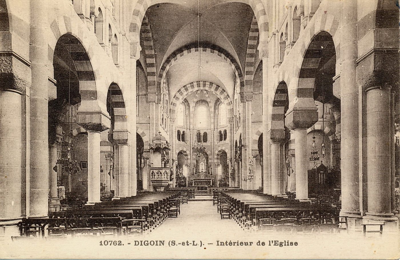 Digoin. Intérieur de l'église.
