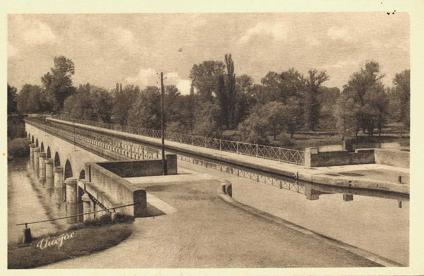 Digoin. Le pont aqueduc sur la Loire.