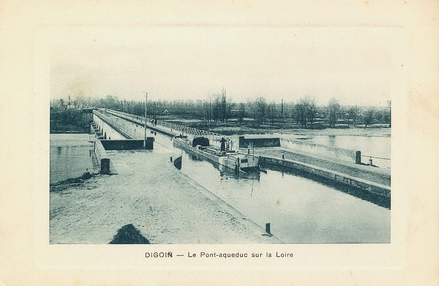 Digoin. Le pont aqueduc sur la Loire.