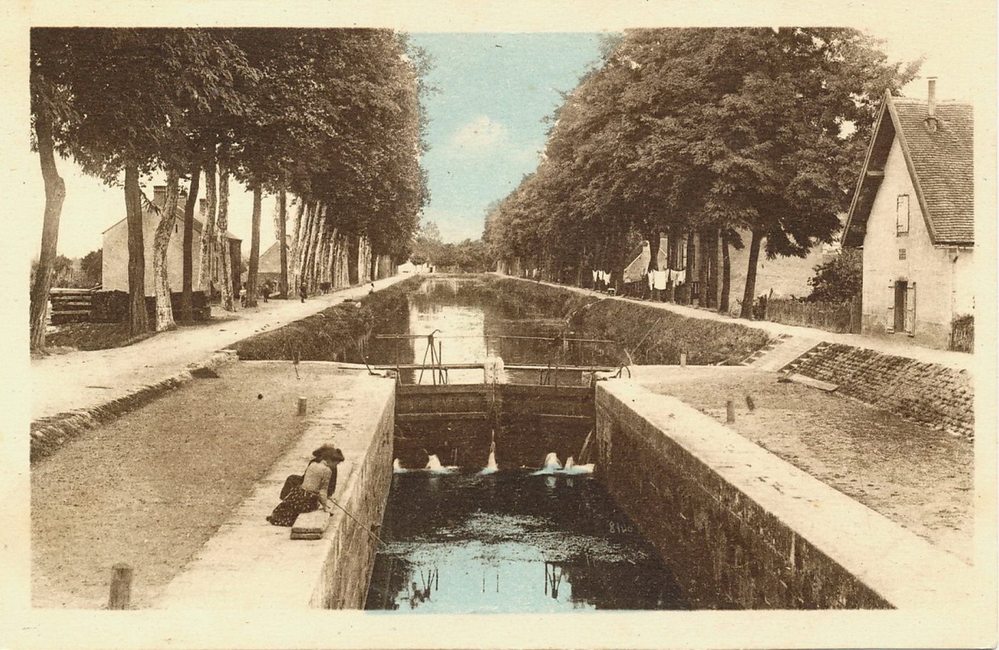 Digoin. Canal latéral, une écluse.