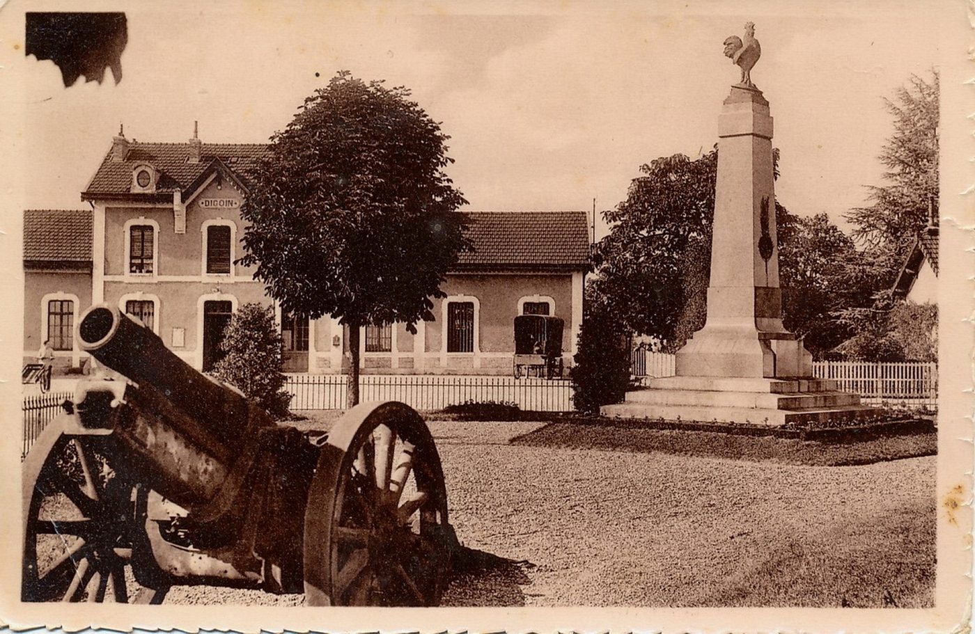 Digoin. Le monument aux morts et la gare.