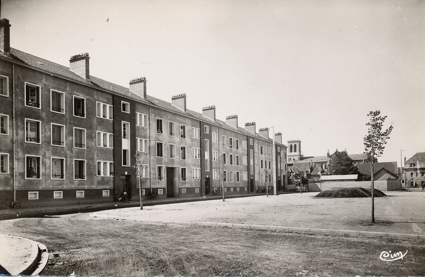 Digoin. Place des HLM.