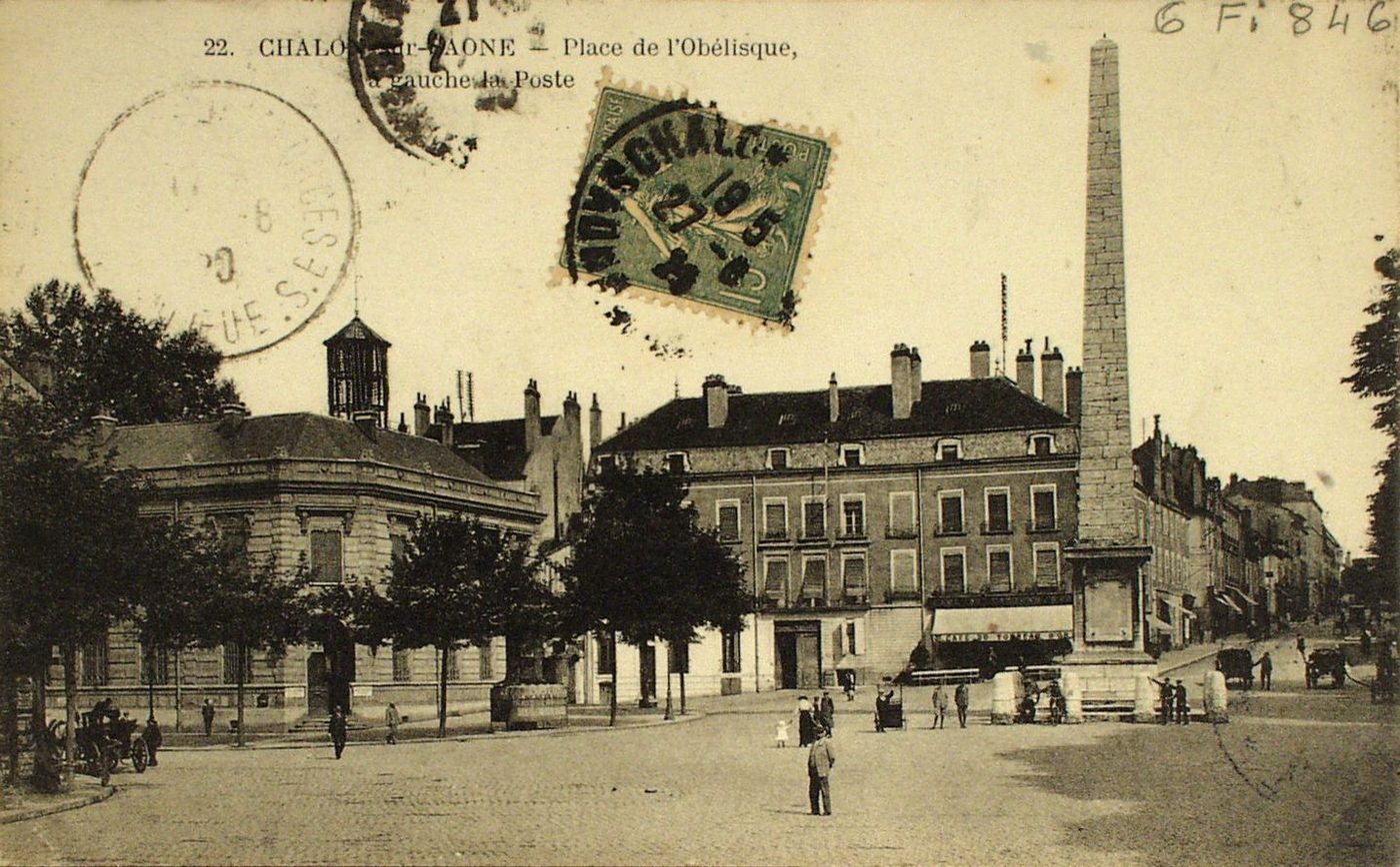 Chalon-sur-Saône. Place de l'Obélisque. A gauche la poste.
