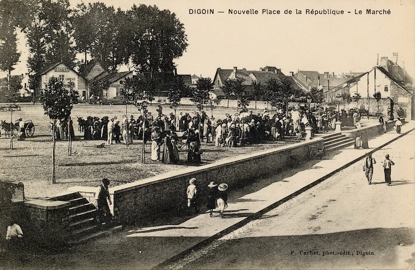 Digoin. Nouvelle place de la république. Le marché.