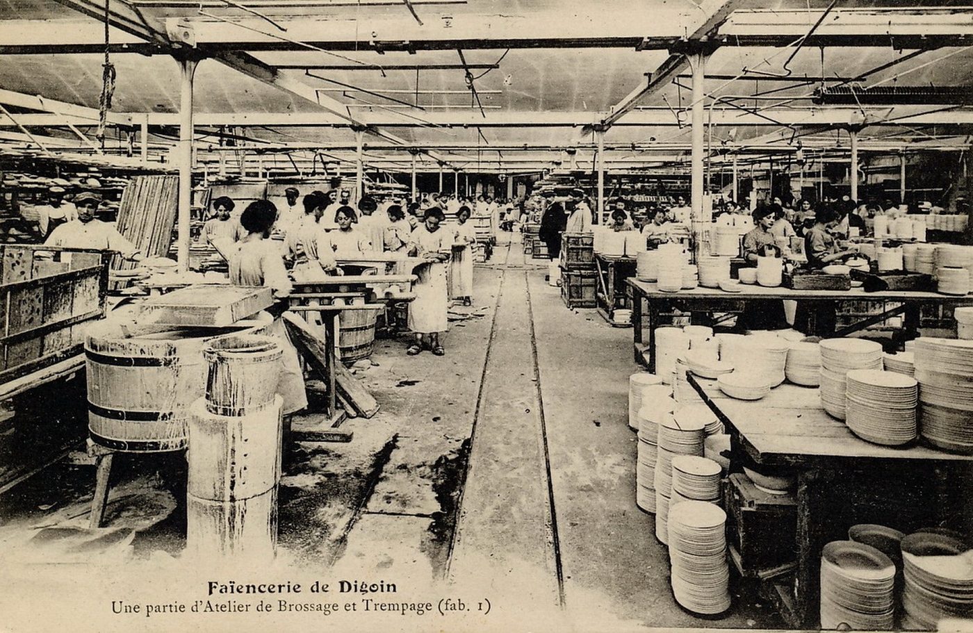 Faïencerie de Digoin. Une partie de l'atelier de brossage et trempage.