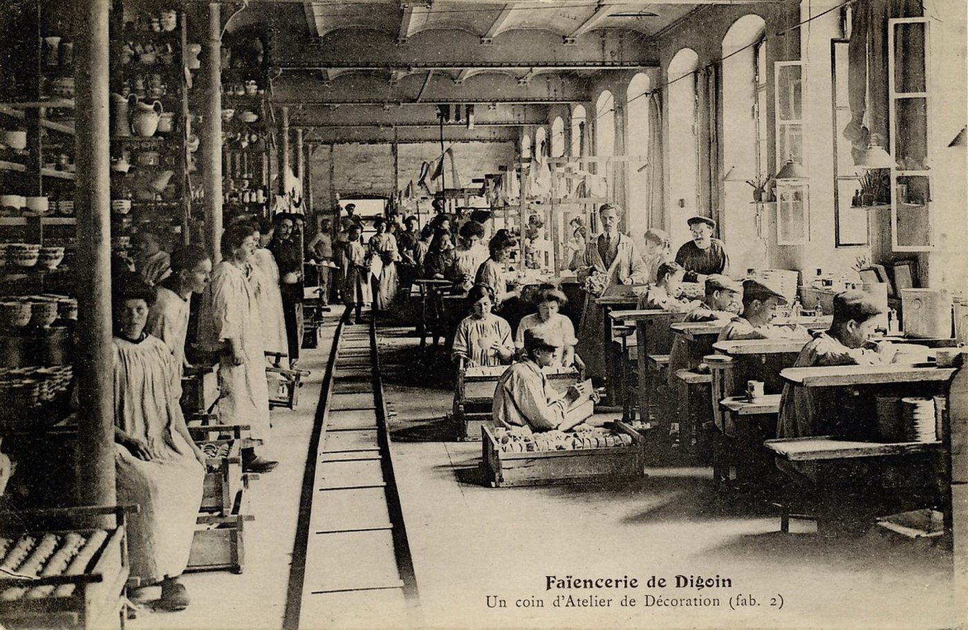 Faïencerie de Digoin. Un coin de l'atelier de décoration.