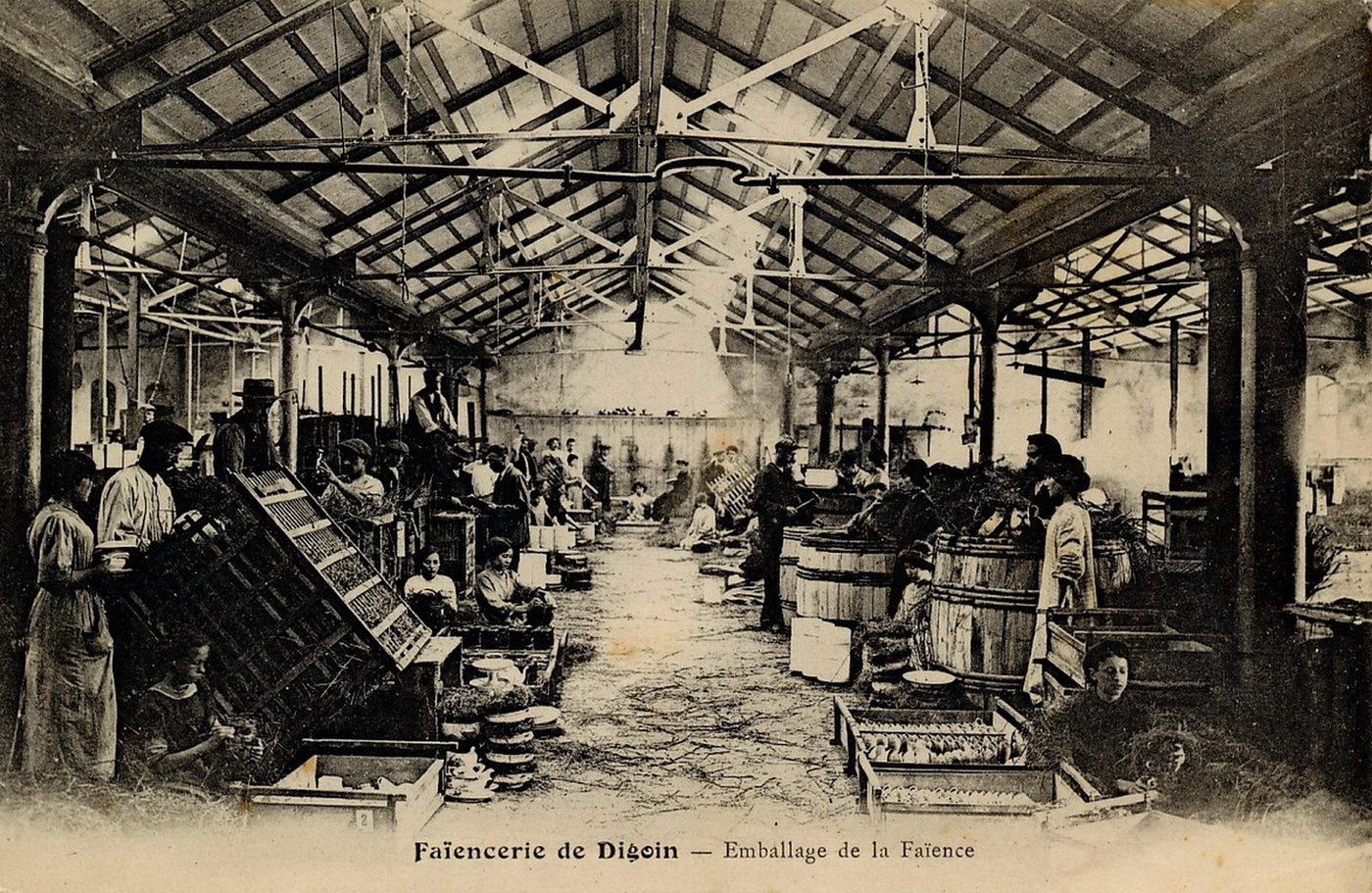 Faïencerie de Digoin. Emballage de la faïence.