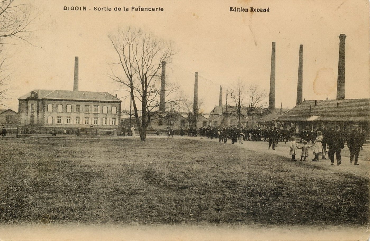 Digoin. Sortie de la faïencerie.