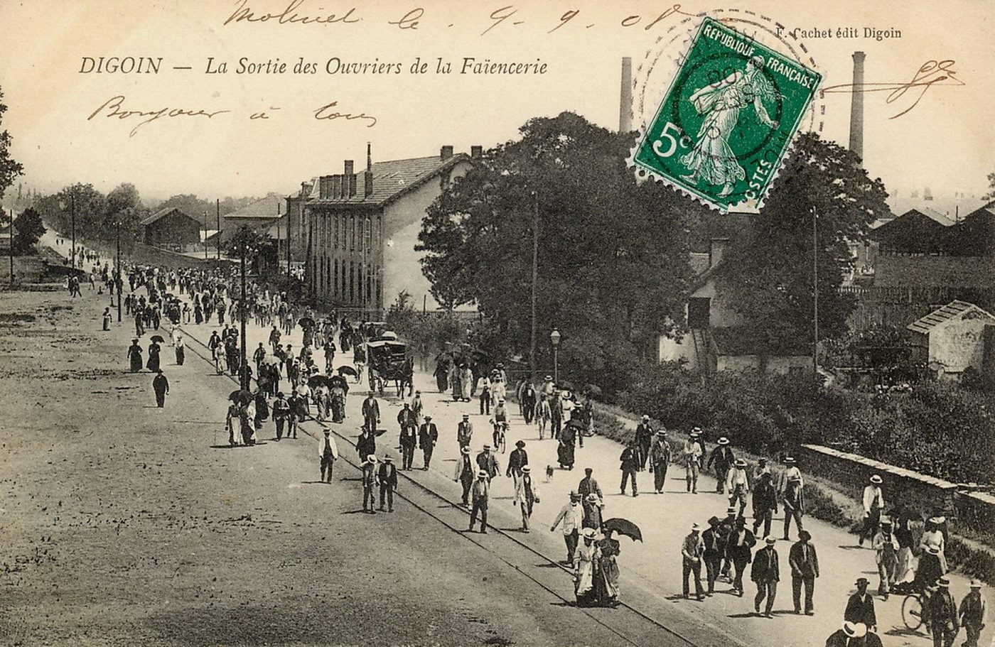 Digoin. La sortie des ouvriers de la faïencerie.
