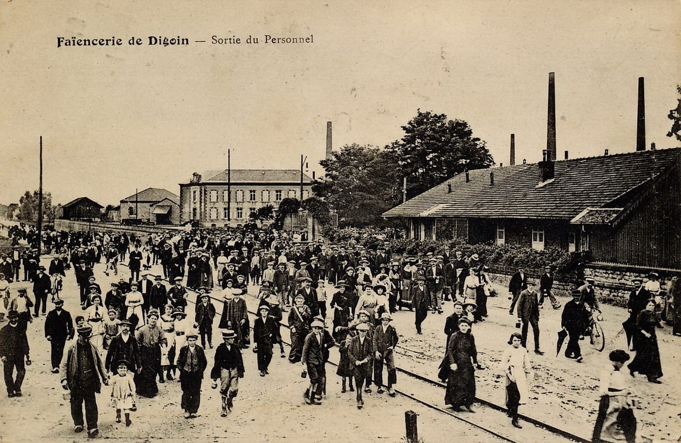 Faïencerie de Digoin. La sortie du personnel.